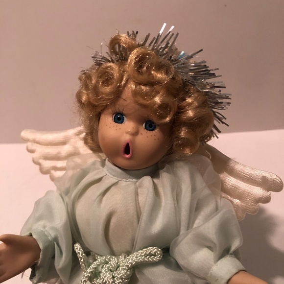 Precious little choir girl/ angel in green dress that can be hung on top of tree - Picture 5 of 7